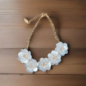EOCAR VINTAGE GOLD TONE CHAIN WITH 5 WHITE FLOWERS CHUNKY NECKLACE